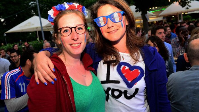 Französische Fans feiern in Stuttgart