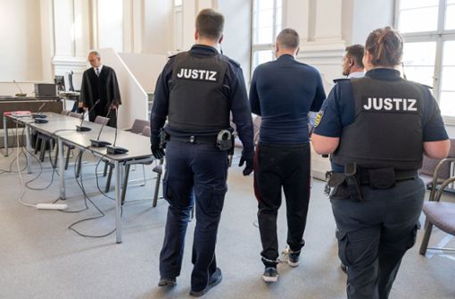 Justizbeamte bewachen im Schwurgerichtssaal des Landgerichts den Angeklagten. Foto: dpa/Stefan Puchner