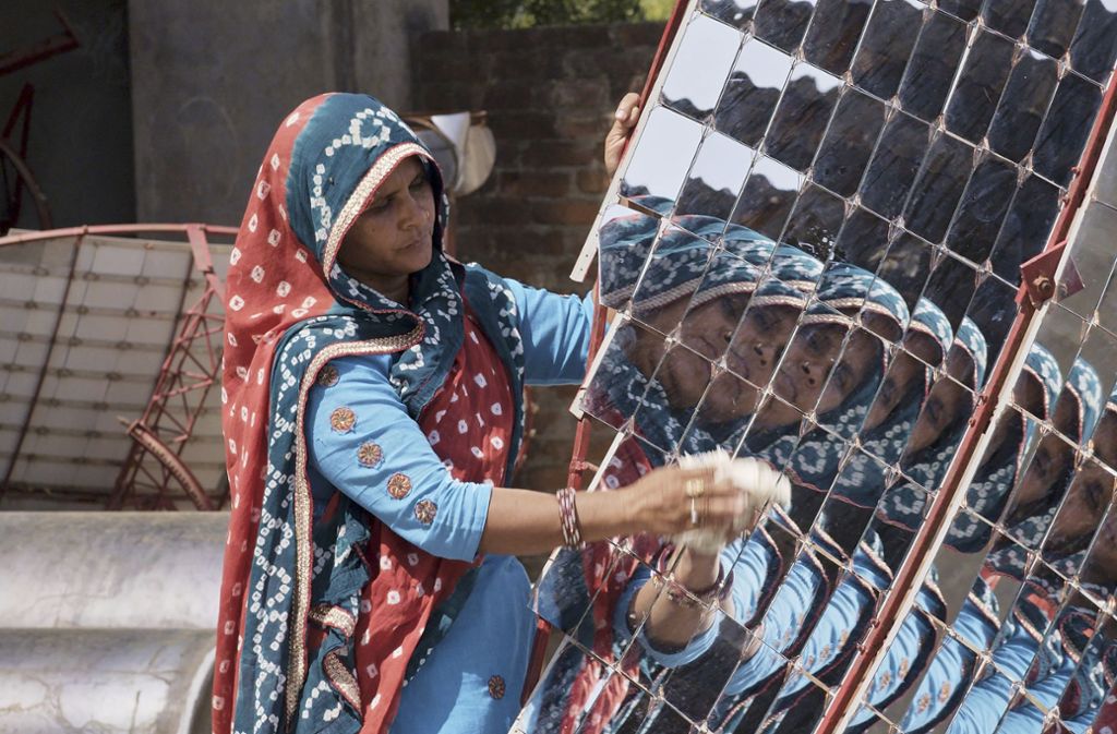 In der Barefoot Academy in Indien lernen Frauen, Solaranlagen zu bauen Foto: Verleih