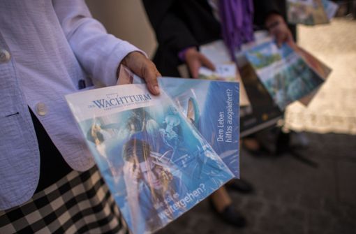 Die Zeugen Jehovas verteilen derzeit nicht den Wachtturm, sondern Postkarten. Foto: dpa/Matthias Balk