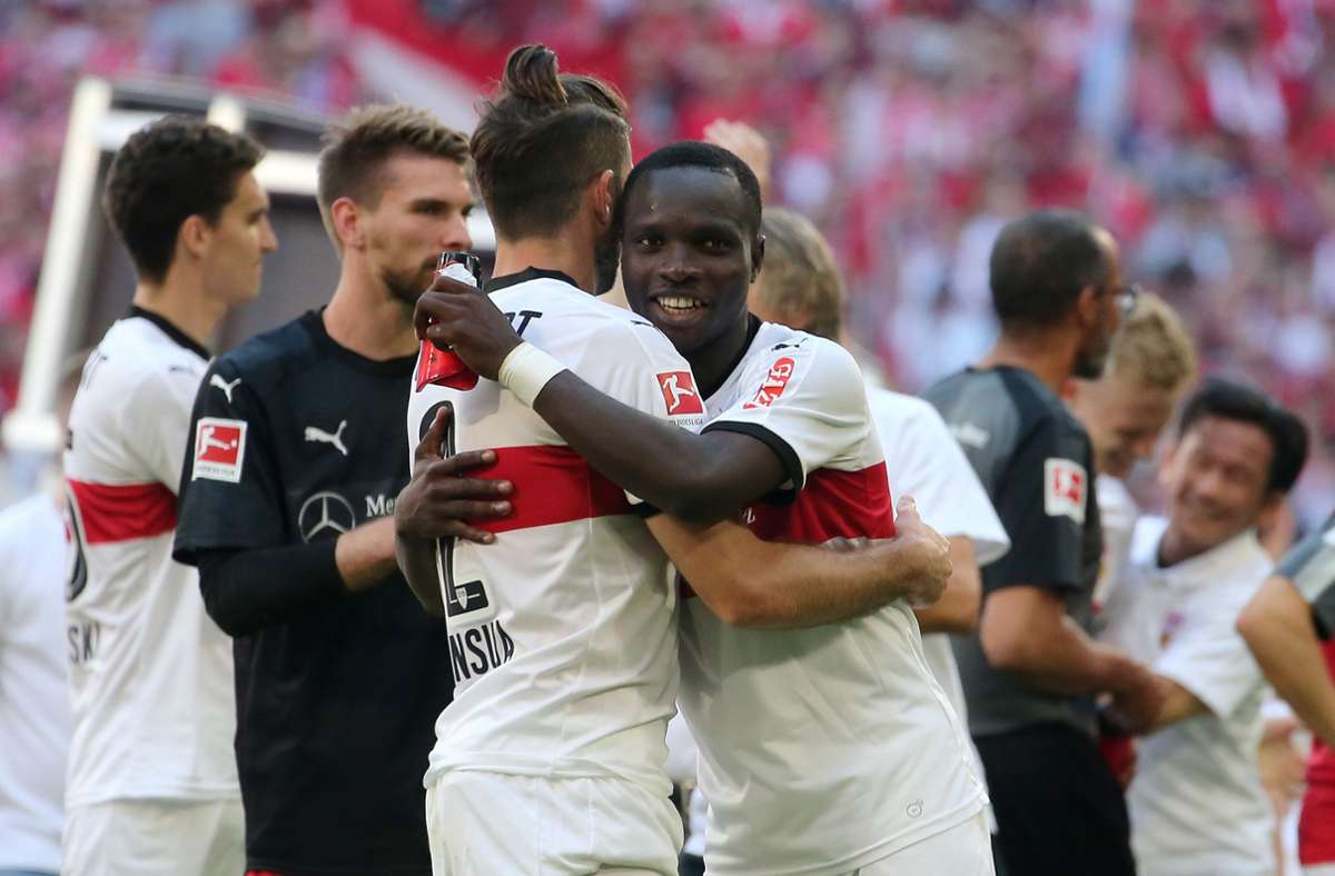Chadrac Akolo (re.) und Emiliano Insua bejubeln das 4:1 des VfB Stuttgart beim FC Bayern München – wo spielen die beiden heute? Foto: Baumann