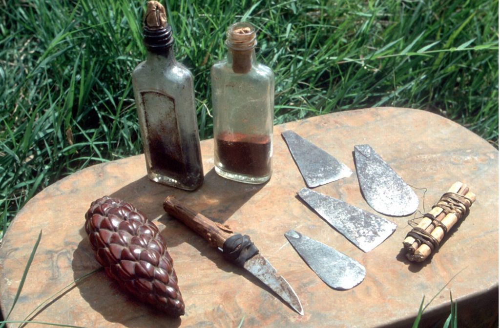 Messer, Klingen und Amulette für die Beschneidung von Mädchen in Muranga, Kenia. Foto: dpa/Arno Burgi