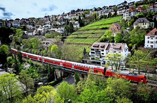 Der Verband prüft eine frühere Inbetriebnahme der Panoramabahn zwischen dem Hauptbahnhof und Stuttgart-Vaihingen, die sonst jahrelang ruhen wird. Foto: Lichtgut/Achim Zweygarth