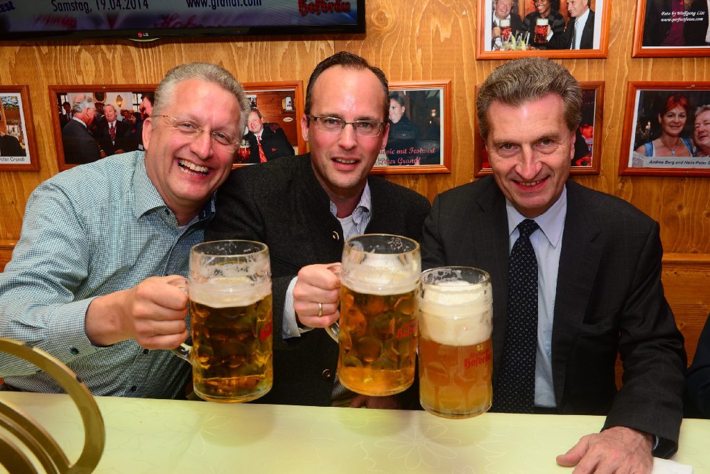 ... begrüßte auch EU-Energiekommissar Günther Oettinger (rechts) in seinem Festzelt. Wir haben die Bilder der Wasenabschlusspartie - klicken Sie sich durch!
