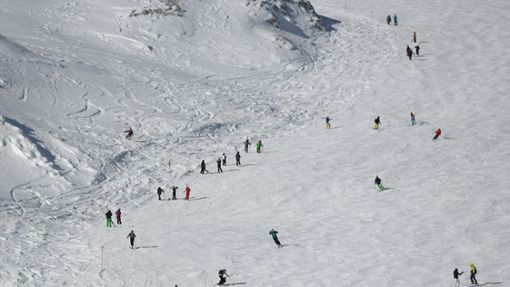 In Jochberg in Österreich kam es zu einem Unfall zwischen zwei Skifahrern. (Symbolbild) Foto: dpa/Angelika Warmuth
