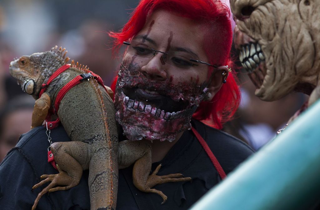 In ebenso blutigen wie fantasievollen Masken und Kostümen sind die Teilnehmer durch die Hauptstadt Mexikos gelaufen.