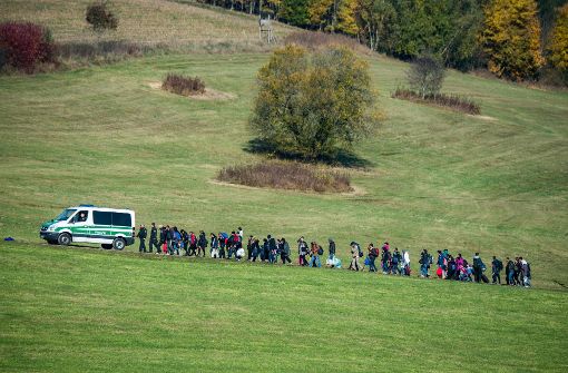 Noch 2015 sind viele Flüchtlinge  – so wie auf dem Bild – über den Balkan und Österreich nach Deutschland gekommen. Inzwischen verlagert sich die Route in Richtung Italien und Schweiz Foto: dpa