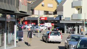 Parkplatzprobleme in Birkach: Beim Supermarkt (im Hintergrund) kam es zum Streit. Foto: Judith Sägesser