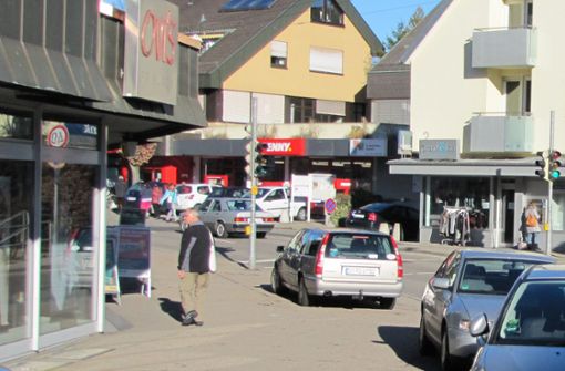 Parkplatzprobleme in Birkach: Beim Supermarkt (im Hintergrund) kam es zum Streit. Foto: Judith Sägesser