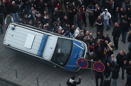 In Köln warfen die  Randalierer sogar einen Polizeiwagen um Foto: dpa