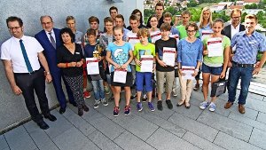 Jury, Veranstalter (Gerhard Rall ist Zweiter von links) und alle Nachwuchstüftler auf einem Bild vereint. Foto: Dominik Thewes