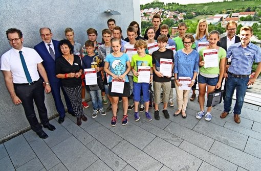 Jury, Veranstalter (Gerhard Rall ist Zweiter von links) und alle Nachwuchstüftler auf einem Bild vereint. Foto: Dominik Thewes