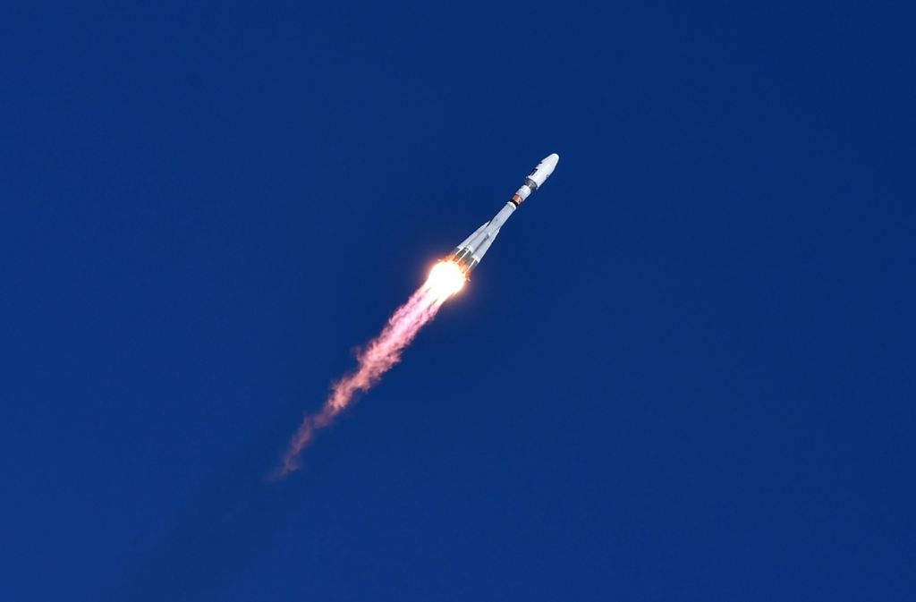 ​Unterdessen brachte die Sojus-Rakete die drei Satelliten ins All. Mittlerweile sind der Sputnik-Apparat AIST-2D, der Satellit „Michail Lomonossow“ und ein Nanosatellit SamSat-218 D auf ihrer Umlaufbahn angekommen.