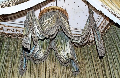 Der Baldachin im Zeltzimmer König Friedrichs I hängt dort seit über 200 Jahren. Kein Wunder, dass er eingestaubt ist. Foto: factum/Bach