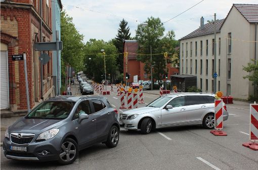 Einige Autofahrer suchen sich ihren eigenen Weg durch die Baustelle und biegen vom Porscheplatz kommend verbotener Weise links in die Marconistraße. Foto: Torsten Ströbele