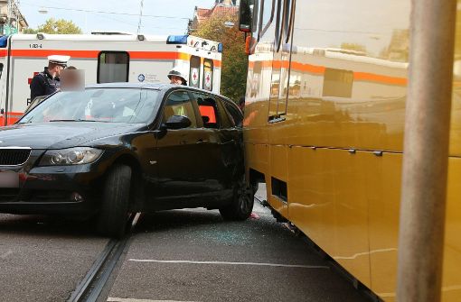 Das unerlaubte Wenden über die Gleise ist eine häufige Unfallursache. Dieses Bild entstand bei einem Unfall in der vergangenen Woche in Bad Cannstatt. Foto: 7aktuell.de/Pusch