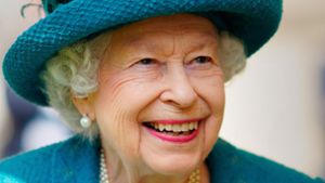 Die Queen  lächelt dienstlich. Foto: SWR//imago