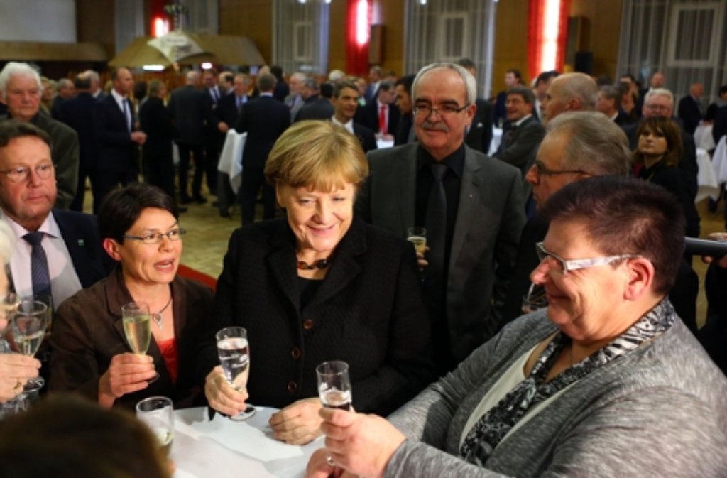 Viel Gesprächsbedarf: Merkel bei einem Neujahrsempfang in ihrem Wahlkreis Foto: dpa