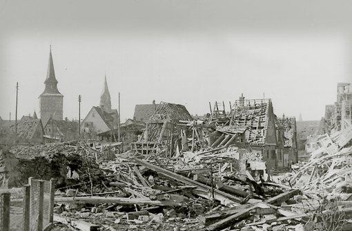 Der Krieg hat Spuren der Verwüstung hinterlassen: die Steinheimer Straße nach einem Fliegerangriff 1944. Foto: Archiv Winfried Schweikart