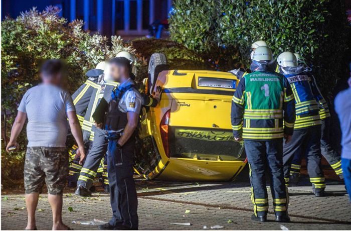 Zwei Verletzte in Waiblingen: Nächtlicher Unfall: Auto überschlägt sich