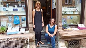Mimi Erl und Susi Klotz versorgten den Stadtbezirk mit Flyern. Foto: Kathrin Wesely