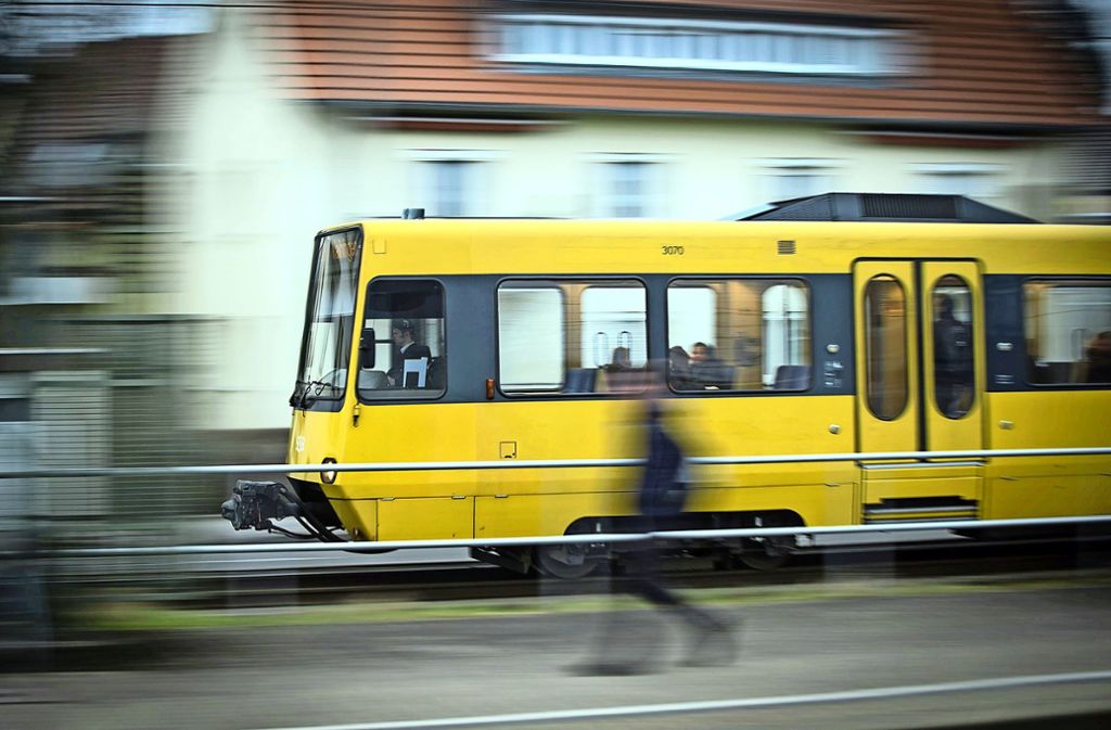 Manchmal bringt auch ein Sprint nichts mehr. Bus oder Bahn warten nicht immer bei Verspätungen von Anschlussverbindungen. Foto: Lichtgut/Achim Zweygarth