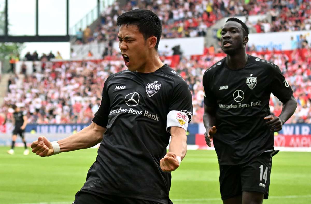 Wichtiger Treffer in Mainz: Wataru Endo (li.) erzielte nach Vorarbeit von Silas Katompa das 1:1 – am Ende siegte der VfB Stuttgart 4:1. Foto: dpa/Torsten Silz
