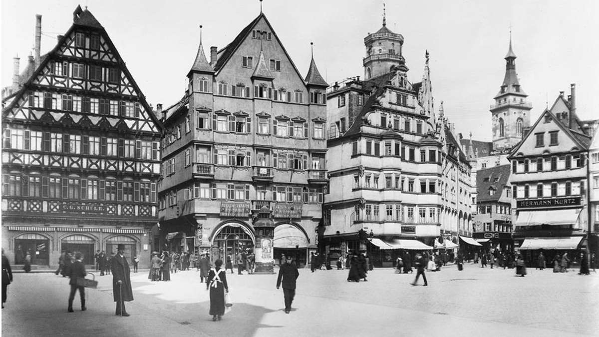 Der Stuttgarter Marktplatz um 1890. Rechts im Bild: das Geschäft von Hermann Kurtz, aus dem Spielwaren Kurtz wurde.