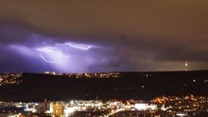 Am Montagabend zuckten Blitze über den Stuttgarter Nachthimmel. Foto: Fotoagentur-Stuttgart/Andreas Rosar