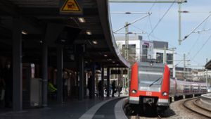 Angriff am Feuerbacher Bahnhof: Reisende von Unbekannten attackiert – Polizei ermittelt