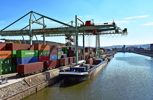 Am Montag wurden noch Containerschiffe am Hedelfinger Hafen entladen. Mittlerweile hat DP World  die Containerschifffahrt wegen des Niedrigwassers eingestellt. Foto: Mathias Kuhn