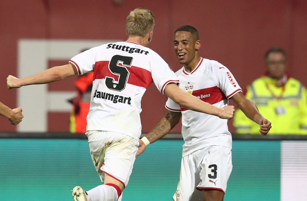 Große Freude bei Timo Baumgartl (links) und Dennis Aogo vom VfB Stuttgart nach dem 2:0-Sieg beim 1. FC Nürnberg.