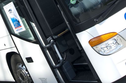 Eine Seniorin ist am Donnerstag in Neuhausen zunächst in eine Bustür eingeklemmt worden und danach aus dem Fahrzeug gestürzt. (Symbolbild) Foto: dpa