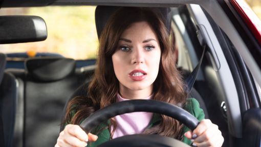 Ängste beim Autofahren sind oft hartnäckig. Vielen Betroffenen hilft eine Therapie, damit sie wieder entspannt Auto fahren können. Foto: imago/Panthermedia/AndreyPopov