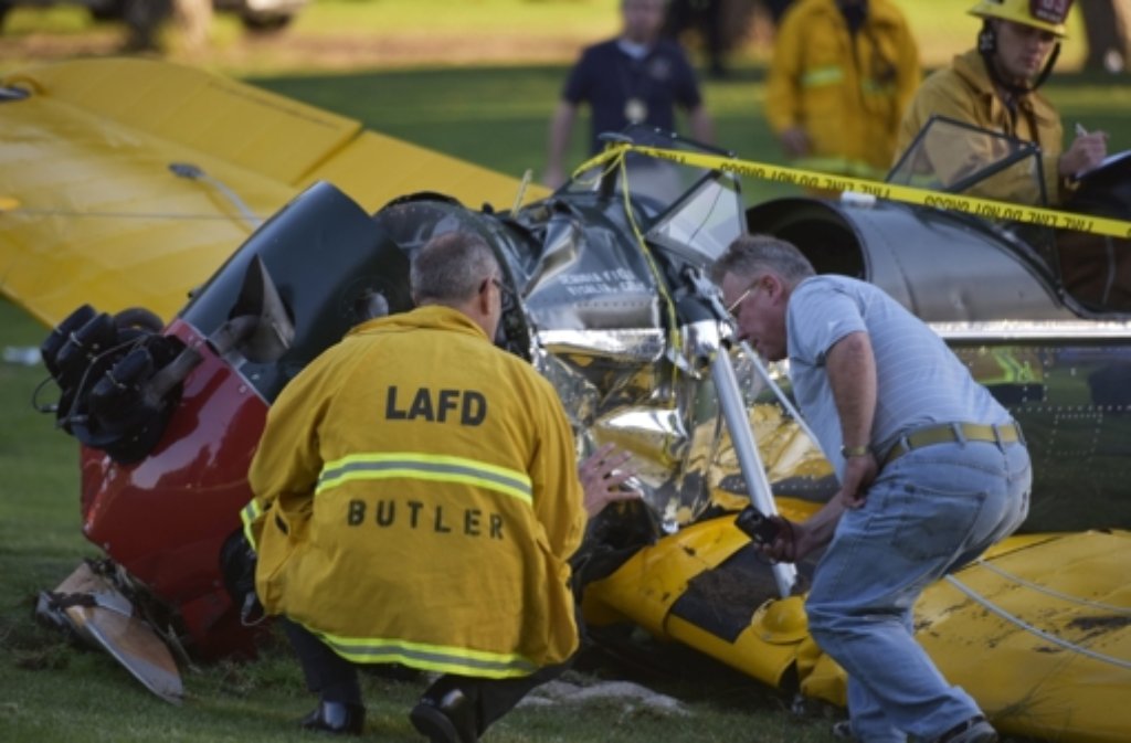 Schauspieler Harrison Ford ist mit einer Oldtimer-Maschine auf einem Golfplatz notgelandet und dabei verletzt worden.