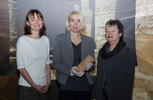 Die Vase sieht unscheinbar aus. Die Mitarbeiterinnen Catja Schulze, Gabriele Pieke und Inka Dreyer (von links) von den Reiss-Engelhorn-Museen sind überrascht, als sie feststellen, was sie da in den Händen halten. Foto: rem/Maria Schumann