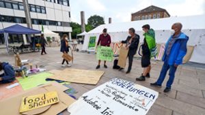 Für die Demo werden während des  Klimacamps Schilder gemacht. Foto: Simon Granville