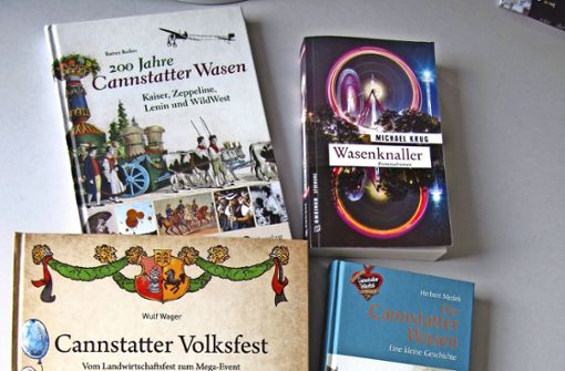In diesen vier Büchern blicken die Autoren auf das Volksfestjubiläum und die Geschichte des Cannstatter Wasens zurück. Foto: Edgar Rehberger Foto: Edgar Rehberger