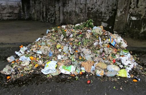 Schlecht sortierter Biomüll verursacht  im Kompostierwerk  viel Mehrarbeit – Plastiktüten haben darin nichts zu suchen und müssen mühsam separiert werden. Foto: AWB Esslingen