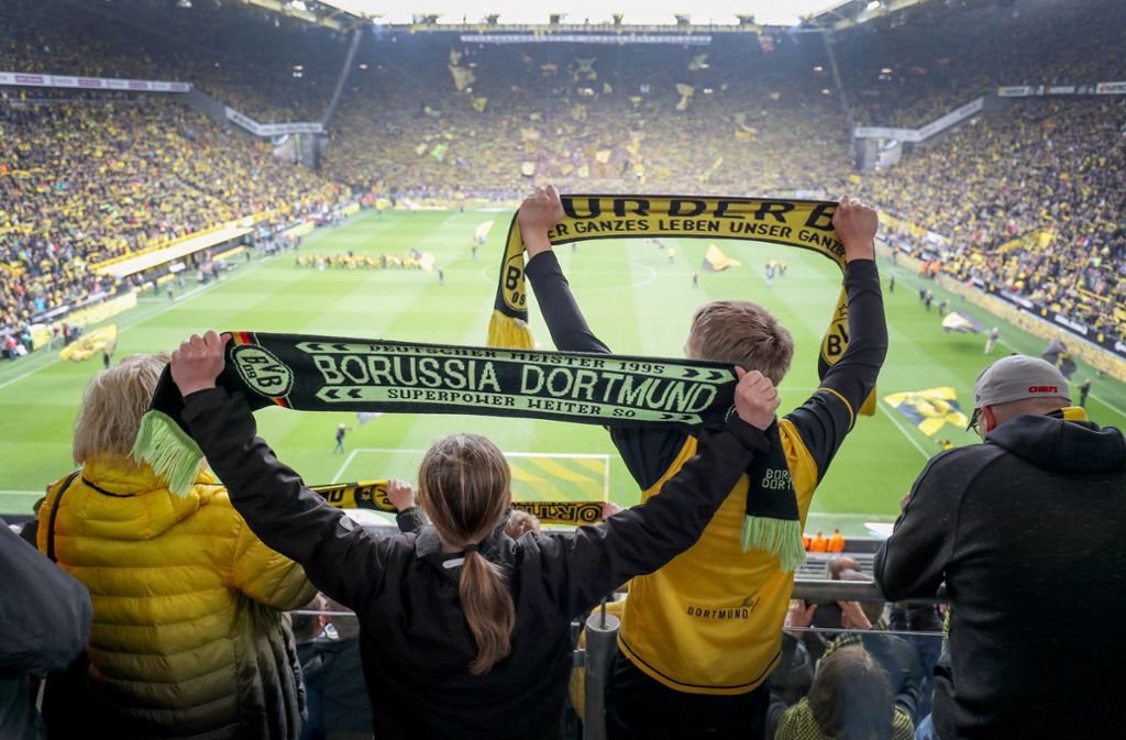 In „Inside Borussia Dortmund“ erleben die Fans ihre Idole hautnah: Ob in der Umkleide, beim Frühstück oder unterwegs im Mannschaftsbus.
