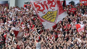In der vergangenen Bundesliga-Saison klaute ein VfB-Fan einem Anhänger von Augsburg den Fan-Schal und verprügelte ihn. Jetzt hat seine Tat schwere Folgen. Foto: dpa