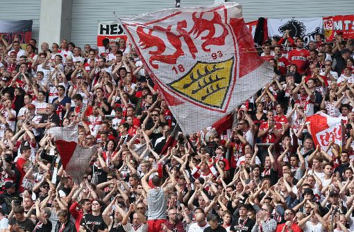 In der vergangenen Bundesliga-Saison klaute ein VfB-Fan einem Anhänger von Augsburg den Fan-Schal und verprügelte ihn. Jetzt hat seine Tat schwere Folgen. Foto: dpa