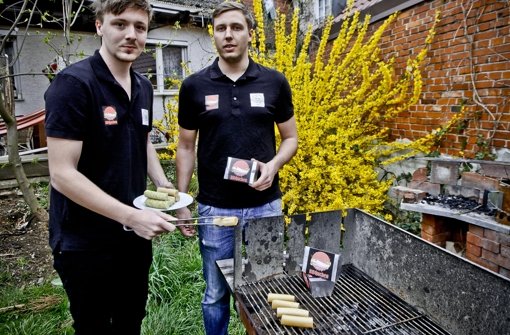 Georg Lenz (li.) und Felix Walz grillen ihre selbst entwickelten Kuchenröllchen. Foto: Peter-Michael Petsch