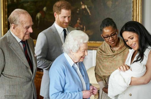 Noch ein Urgroßenkel für die Queen: Elizabeth II freut sich über den Neuzugang, den kleinen Archie Harrison, in ihrer Familie. Auch Prinz Philip (links) scheint glücklich zu sein, ebenso wie die frisch gebackenen Eltern Harry und Meghan sowie die Oma mütterlicherseits Doria Ragland. Foto: AP