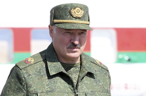 Die Uniform als Zeichen  der Entschlossenheit: Alexander Lukaschenko. Foto: AP/Sergei Shelega