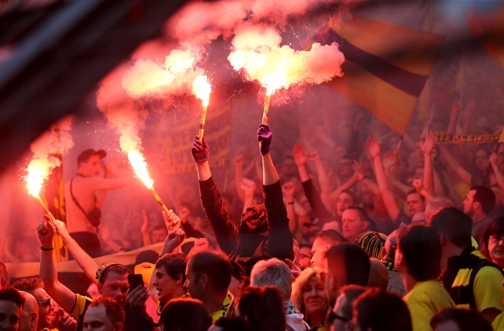 Mit reichlich Pyrotechnik feierten die Dortmunder Fans ihre Mannschaft.