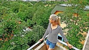 Der sie störende Lärm kommt vom Tal herauf: Julia Roth auf dem Balkon ihrer Wohnung im Aurain in  Bietigheim Foto: factum/Granville