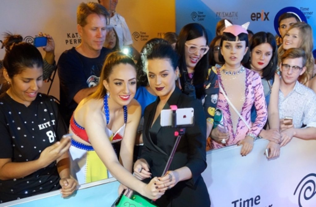Ein Selfie mit dem Idol: Katy Perry kam am Donnerstag zur Premiere ihres Konzertfilms überraschend in elegantem Schwarz. Ihre Fans kopierten dagegen die Bühnenoutfits der US-Sängerin.