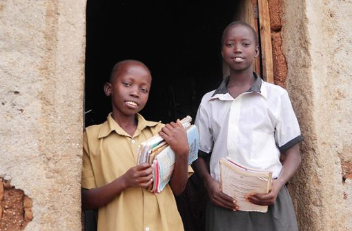 Cynthia (rechts) lebt in Burundi in großer Armut – und hat große Pläne: Sie will Abitur machen und ins Parlament: „Nur so kann ich etwas verändern“, hat sie der Filmemacherin und Autorin Sigrid Klausmann anvertraut. Foto: Schneegans Productions, Gemini Film/ 19/9 kleine Held*innen