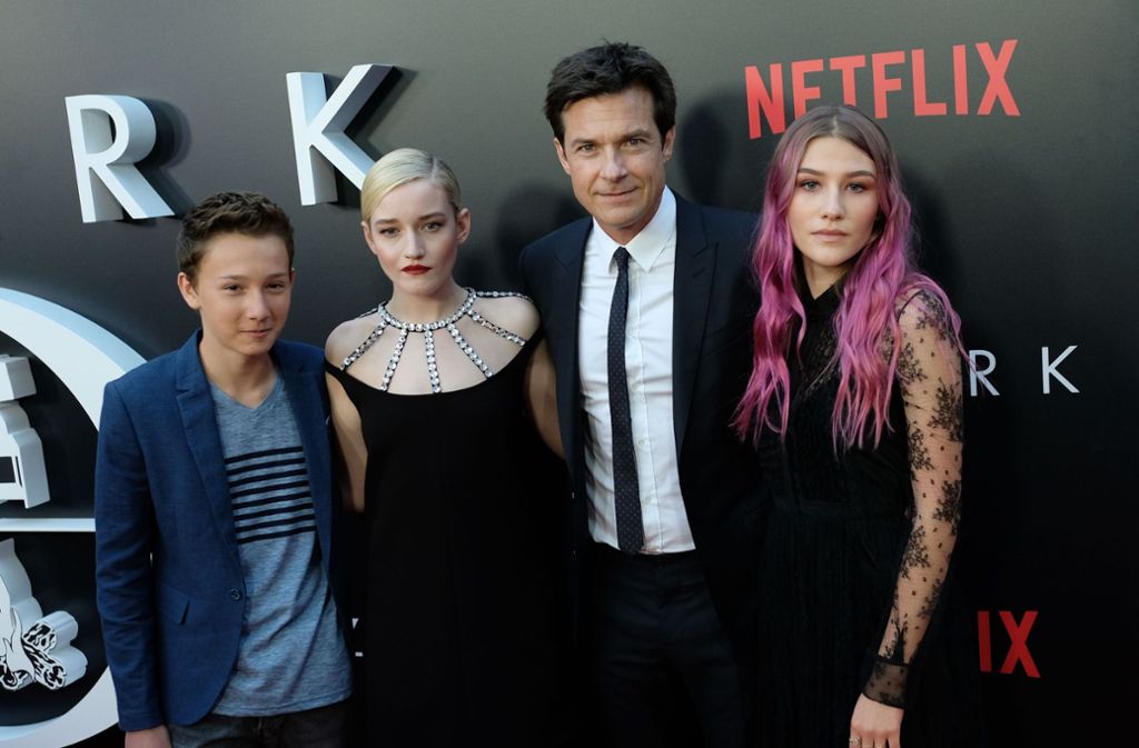 Von links nach rechts: Skylar Gaertner, Julia Garner, Jason Bateman und Sofia Hublitz bei der Premiere der Netflixserie Ozark.